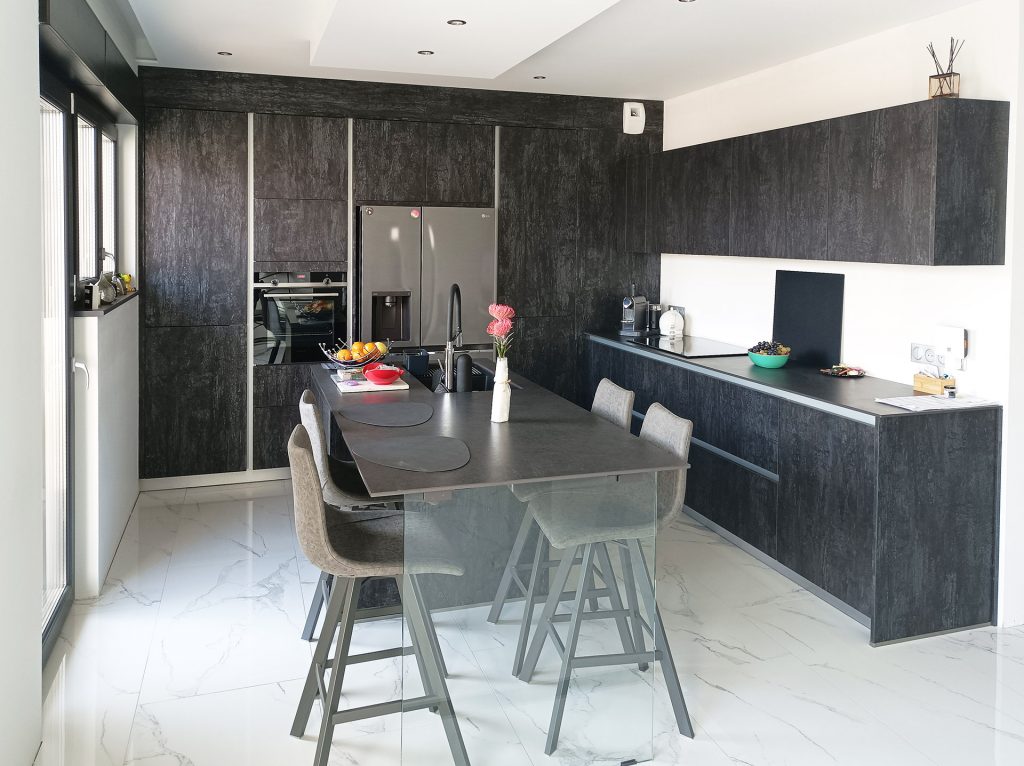Cuisine contemporaine noir et bois avec ilot central Andrezieux-Boutheon