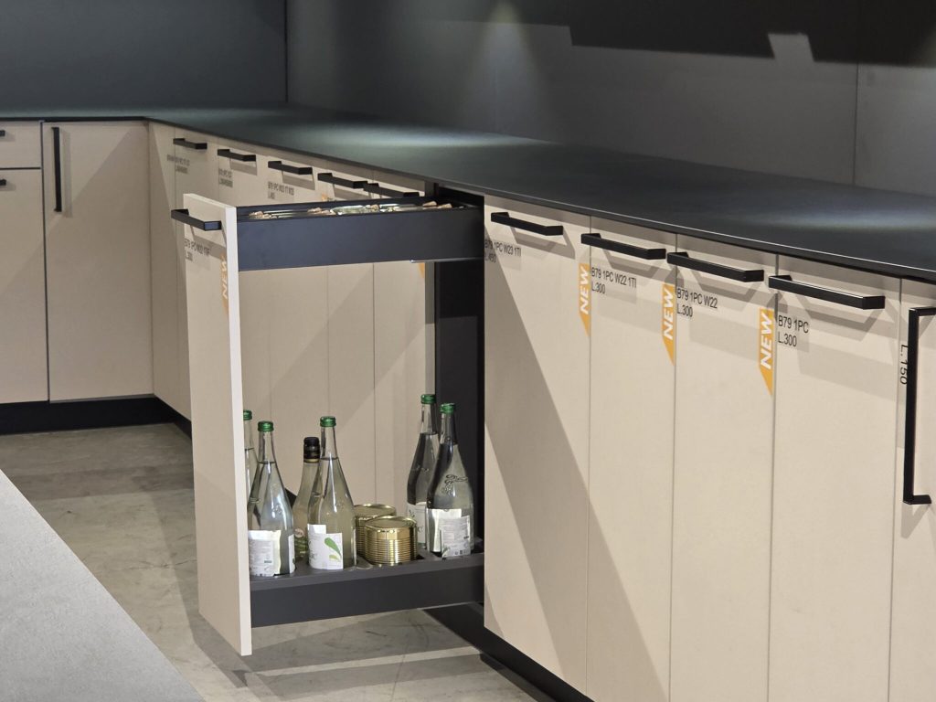 Tiroirs coulissants Hettich gris et amenagement cuisine Andrezieux-Boutheon